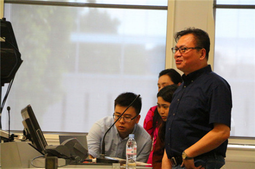 姚舜熙教授作為當(dāng)晚的主講嘉賓，通過大量的歷史圖片和豐富的資料，為英國(guó)觀眾介紹了中國(guó)古代花鳥畫到現(xiàn)代花鳥畫的起源和發(fā)展。（法國(guó)《歐洲時(shí)報(bào)》/小曾 攝）