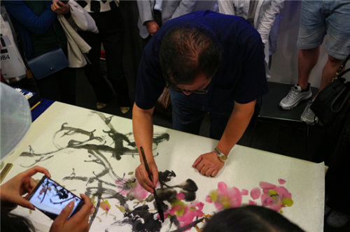 姚舜熙教授講座后現(xiàn)場(chǎng)作畫。（法國(guó)《歐洲時(shí)報(bào)》/小曾 攝）