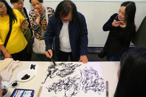 唐輝院長(zhǎng)現(xiàn)場(chǎng)作畫。（法國(guó)《歐洲時(shí)報(bào)》/小曾 攝）