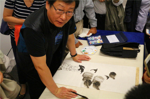 李洋教授講座后現(xiàn)場(chǎng)作畫。（法國(guó)《歐洲時(shí)報(bào)》/小曾 攝）