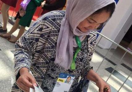 通過發(fā)行世博會(huì)特刊，《今日絲路》報(bào)為各國(guó)游客介紹世博會(huì)相關(guān)信息，提供豐富的新聞咨訊服務(wù)。　古麗娜 攝