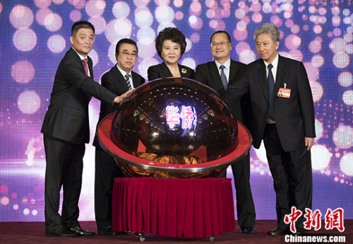 6月13日，第二屆世界華僑華人工商大會在北京閉幕，國務(wù)院僑辦主任裘援平(中)和僑商代表共同觸摸水晶球，正式啟動了“華僑華人與‘一帶一路’建設(shè)信息發(fā)布平臺”和“一帶一路華商組織協(xié)作網(wǎng)”網(wǎng)站。 <a target='_blank' >中新社</a>記者 侯宇 攝