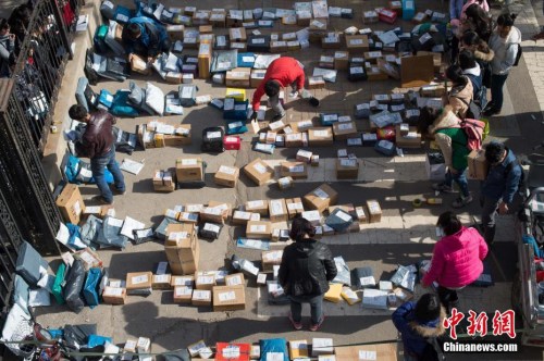 資料圖：大學校園外擺滿各個物流公司發(fā)來的快遞。 武俊杰 攝