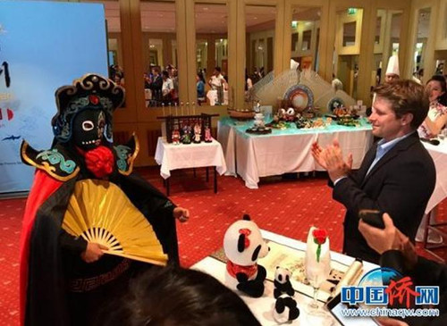  圖為現(xiàn)場(chǎng)嘉賓欣賞川劇變臉表演 朱遜 攝