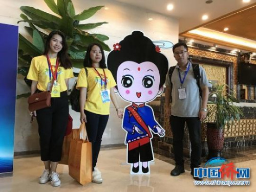 兩岸媽祖信眾與湄洲女人像立牌合影。邢國慢　攝