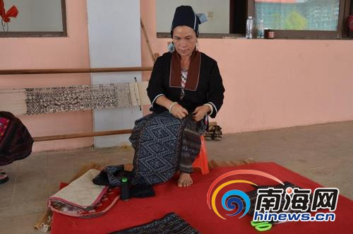 符慶香在織錦。（圖片來源：南海網(wǎng)）