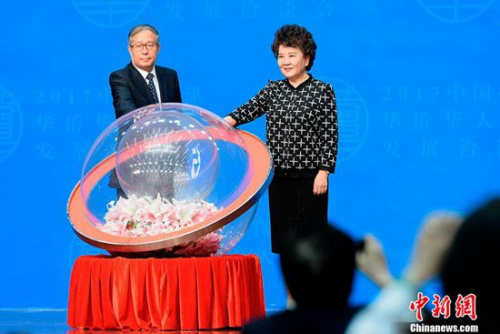 6月14日，2017中國·天津華僑華人創(chuàng)業(yè)發(fā)展洽談會在天津梅江會展中心開幕。圖為中國國務院僑辦主任裘援平(右)、天津市委書記李鴻忠(左)出席啟動儀式。 <a target='_blank' >中新社</a>記者 佟郁 攝