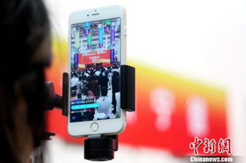 圖為現(xiàn)場手機(jī)直播中。　呂巧琴 攝