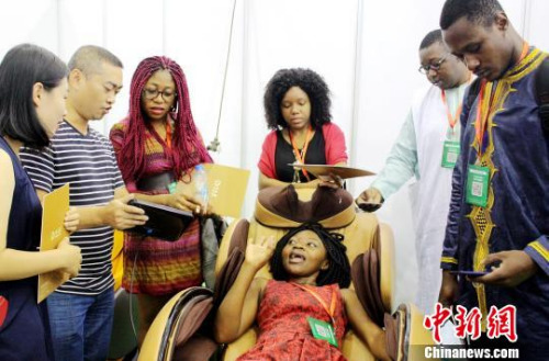 圖為海外客商體驗(yàn)按摩器?！吻汕?攝