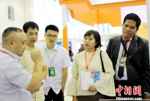 圖為海外客商洽談中?！吻汕?攝