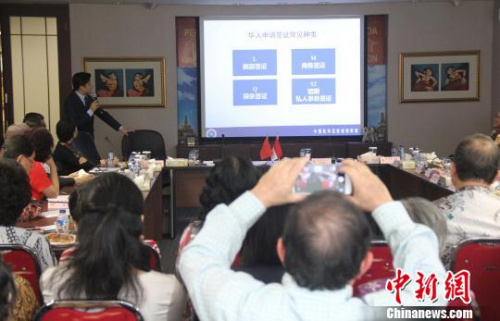 圖為華社代表認真了解中國簽證類型。　林永傳 攝