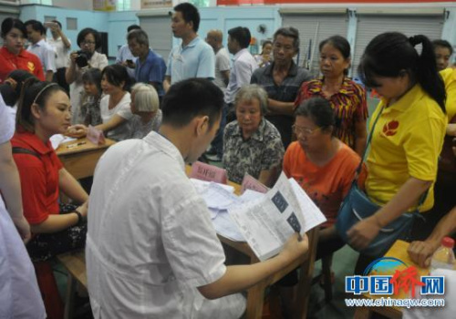 圖為醫(yī)生查看患者診療材料。林浩　攝