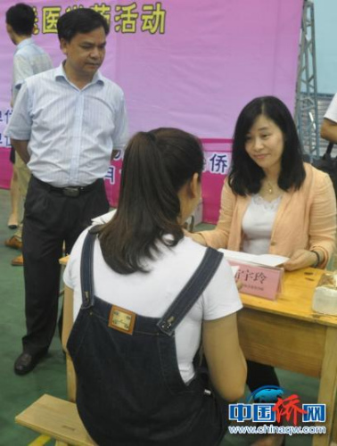 圖為廣西為僑服務法律顧問團律師提供咨詢服務。林浩　攝