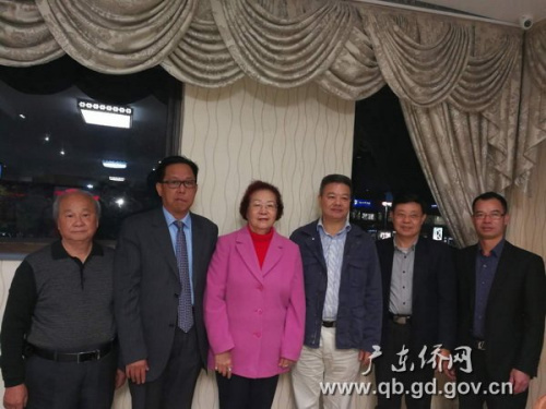 與南非粵港澳總商會僑領(lǐng)合影留念 與南非粵港澳總商會僑領(lǐng)合影留念