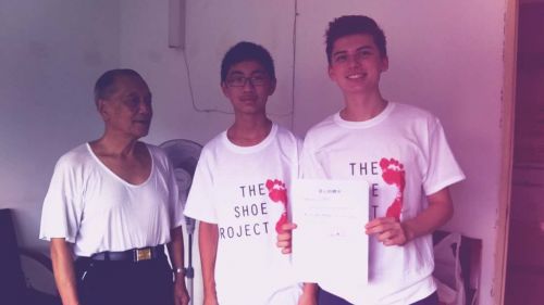 王安強(右)與寄宿家庭的弟弟等的合影。（美國《僑報》/王茜提供）