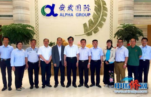 圖為現(xiàn)場(chǎng)合影留念。葉茂 攝