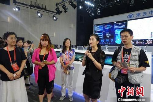 北方網(wǎng)總編輯韓穎新為大家介紹“津云中央廚房”?！∪轿木?攝