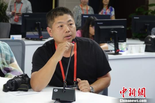 海外華文媒體代表提問?！∪轿木?攝