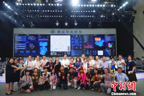 海外華文媒體代表在“津云中央廚房”合影留念?！∪轿木?攝