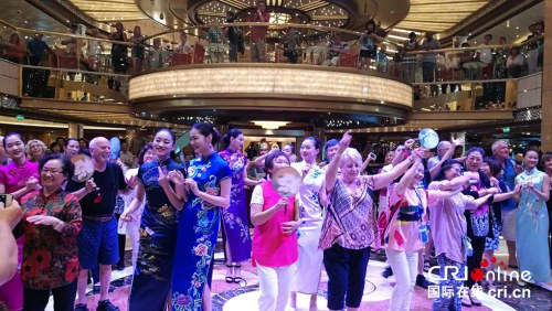 乘客與模特們互動