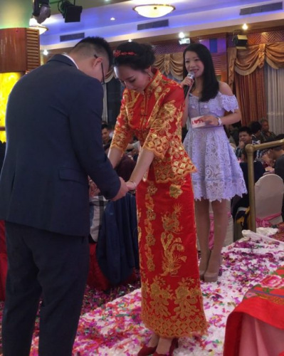 君君(右)最享受當(dāng)司儀主持婚禮的時(shí)刻。(美美花鋪／提供)