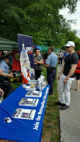 華府首都警署(MPD)向多元社區(qū)征才，五月龍舟賽時在場設(shè)攤。