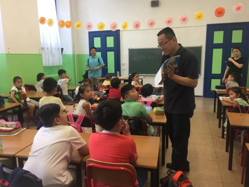 培訓(xùn)團(tuán)在龍甲教育學(xué)校考察