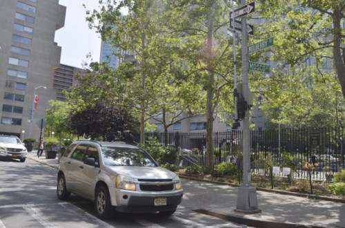 華埠增加數(shù)個交通記錄器，測開展“共享街道”的可能性。(記者俞姝含／攝影)