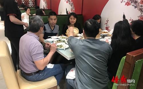 華人一大家子陪父親上飯店吃飯慶祝父親節(jié)，其樂(lè)融融。 （來(lái)源：美國(guó)《僑報(bào)》/王伊琳攝)