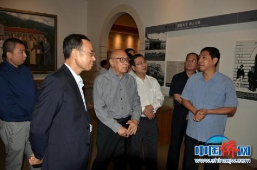 萬立駿主席與陳嘉庚長孫陳立人先生親切交談。王昌澤　攝