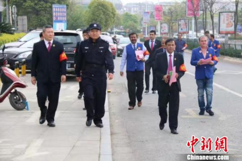 義烏外調(diào)委協(xié)助派出所開展治安巡查。外調(diào)委提供