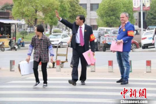 義烏外調(diào)委協(xié)助派出所開展治安巡查。外調(diào)委提供