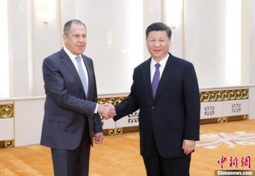 6月19日，中國(guó)國(guó)家主席習(xí)近平在北京人民大會(huì)堂集體會(huì)見來華出席金磚國(guó)家外長(zhǎng)會(huì)晤的俄羅斯外長(zhǎng)拉夫羅夫、南非外長(zhǎng)馬沙巴內(nèi)、巴西外長(zhǎng)努內(nèi)斯、印度外交國(guó)務(wù)部長(zhǎng)辛格。圖為習(xí)近平主席與俄羅斯外長(zhǎng)拉夫羅夫握手。<a target='_blank' >中新社</a>記者 杜洋 攝