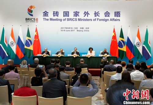 6月19日，金磚國家外長會晤在北京釣魚臺國賓館舉行，中國外交部長王毅、俄羅斯外長拉夫羅夫、南非外長馬沙巴內(nèi)、巴西外長努內(nèi)斯以及印度外交國務(wù)部長辛格共同與記者見面，回答記者提問。<a target='_blank' >中新社</a>記者 宋吉河 攝