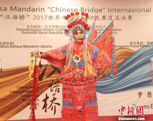 圖為大學(xué)生組一等獎得主、來自蘇北省亞洲國際友好學(xué)院的柳添貴表演京劇《穆桂英掛帥》。　林永傳 攝