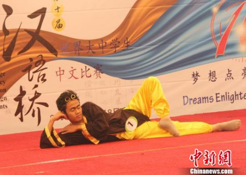 圖為大學(xué)生組一等獎得主、來自印尼八華學(xué)院的費文賓表演歌舞《孫悟空》。　林永傳 攝