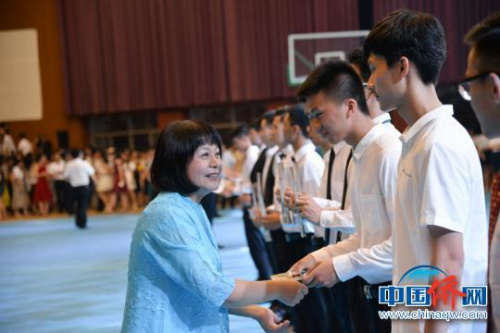 圖為汪娟向畢業(yè)生代表發(fā)放畢業(yè)證書。洪堅鵬 攝