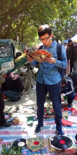 池志海逛古玩市場(chǎng)。