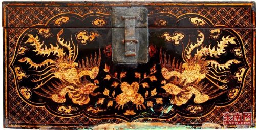 古玩市場(chǎng)淘到的黑漆雙鳳描金樟木箱。