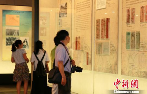 觀眾在參觀展覽。　李麗霞 攝