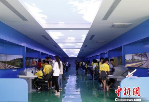 華裔青少年在模擬駕駛實(shí)訓(xùn)室。　朱柳融 攝