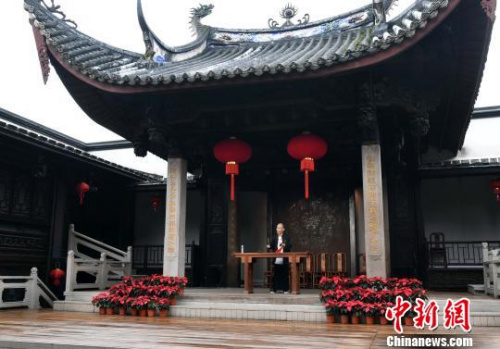 福州市曲藝團(tuán)著名評(píng)話演員、福州“評(píng)話三杰”之一黃仲梅的第三代傳人劉宜威聲情并茂地表演傳統(tǒng)評(píng)話《怒打韓通》?！∮浾邉⒖筛?攝