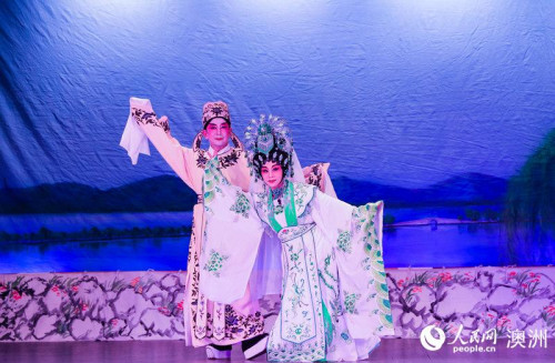 惠靈頓、廣州兩地演員表演粵劇《夢(mèng)會(huì)太湖》（攝影 張健勇）