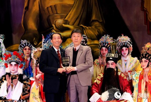 惠靈頓粵劇曲藝團(tuán)向新西蘭中國(guó)文化中心贈(zèng)送水晶紀(jì)念杯（攝影 張健勇）