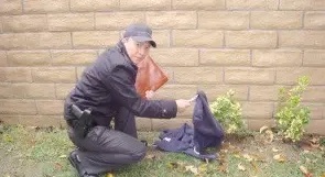 趙偉在調(diào)查案發(fā)現(xiàn)場(chǎng)。 圖片來源于網(wǎng)絡(luò)