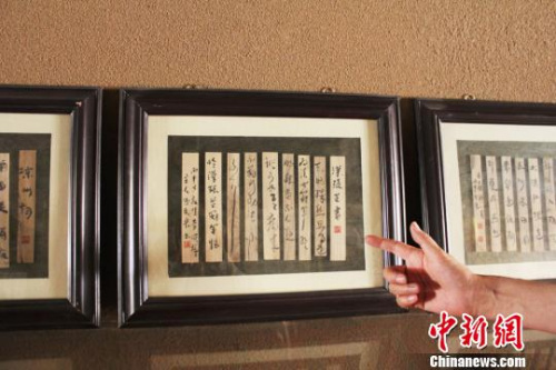 古色古香的展廳里，處處都擺放著漢簡的臨摹復(fù)制作品，其中大部分臨摹自敦煌懸泉置、玉門關(guān)、馬圈灣烽燧遺址出土的簡牘?！⌒煅?攝