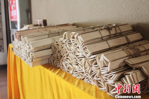 圖為手工制作的簡牘。　徐雪 攝