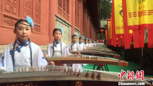 祭祀現(xiàn)場古箏奏樂?！〈蘖?攝