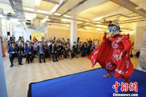 中外嘉賓在欣賞遵義市的傳統(tǒng)特色表演“變臉”?！±羁?攝