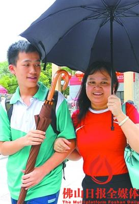昨日12時(shí)許，一名母親手持雨傘迎接剛結(jié)束上午考試的兒子。佛山日報(bào)記者甘建華攝
